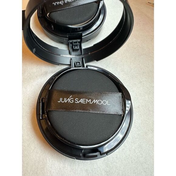 Jung Saem Mool Essential Skin Nuder Cushion Medium-Deep Broad Spectrum Sunscreen - Picture 3 of 4